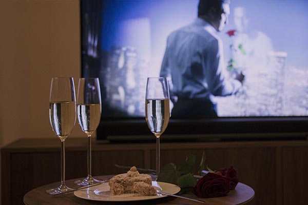 Bachelor TV Abend mit Sekt und Kuchen