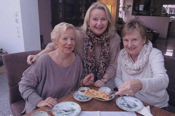 Freundinnen beim Kaffee und Kuchen