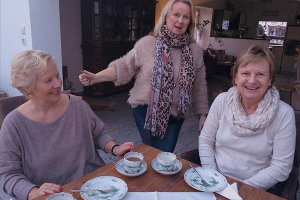 Gaby und ihre neuen Freundinnen beim Kuchen essen.