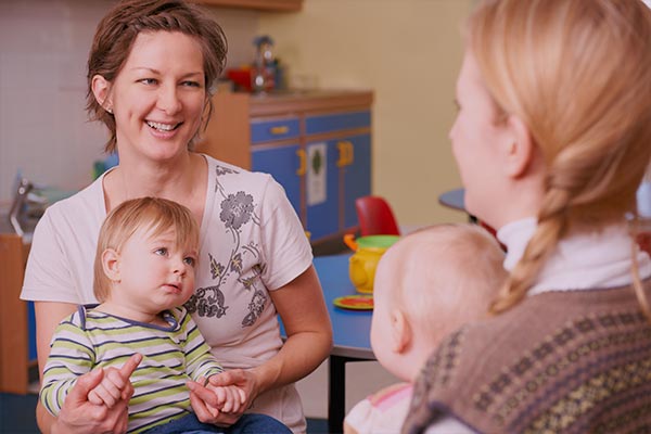 Lisa und Silke mit den Kindern