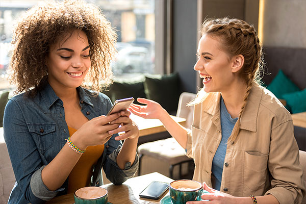 Neue Freundinnnen lernt man heute online bei friendsUp kennen.